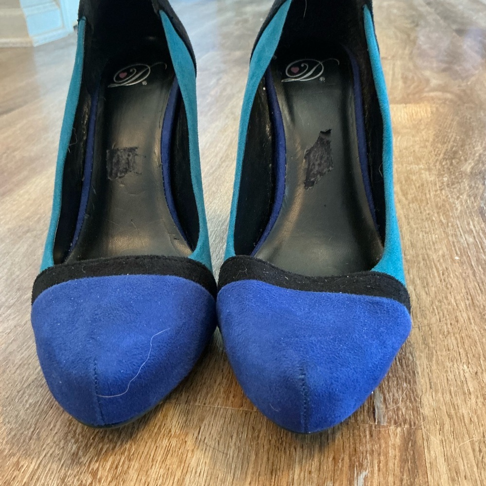 Elegant Blue and Black High Heels - Picture 3 of 7
